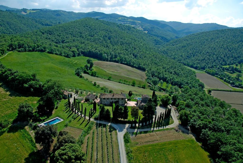 uma vista aérea de uma mansão com ciprestes em Agriturismo La Scarpaia em Anghiari