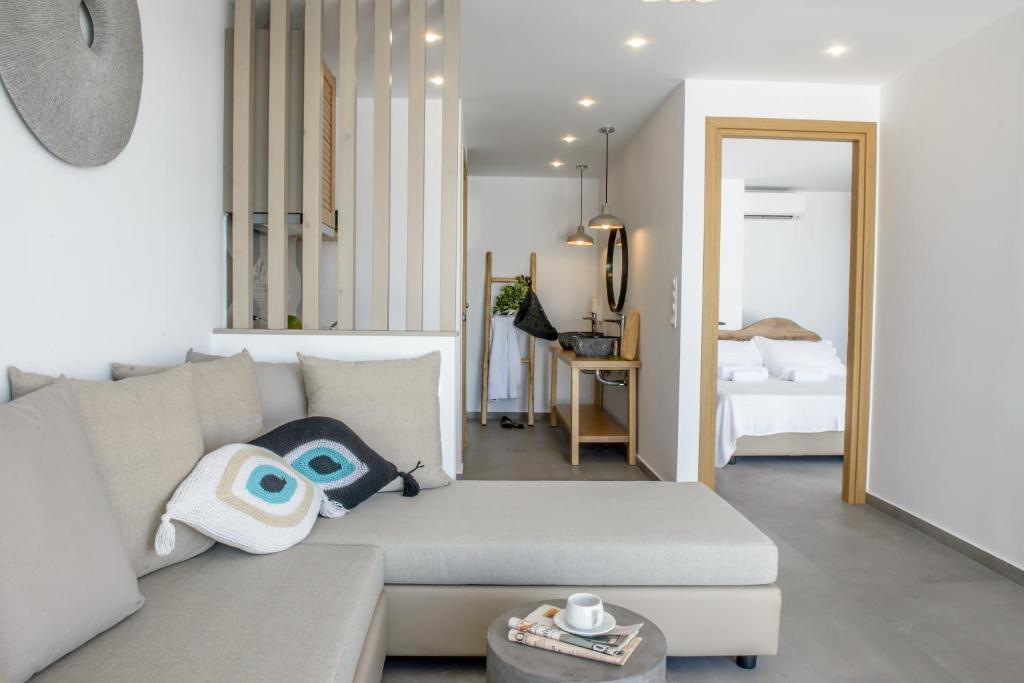 Posedenie v ubytovaní Laia Seafront Luxury Apartments