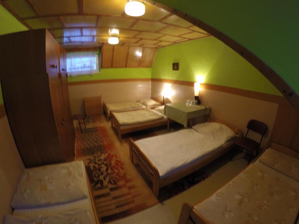 Postel nebo postele na pokoji v ubytování Turistika ubytovňa sivá brada