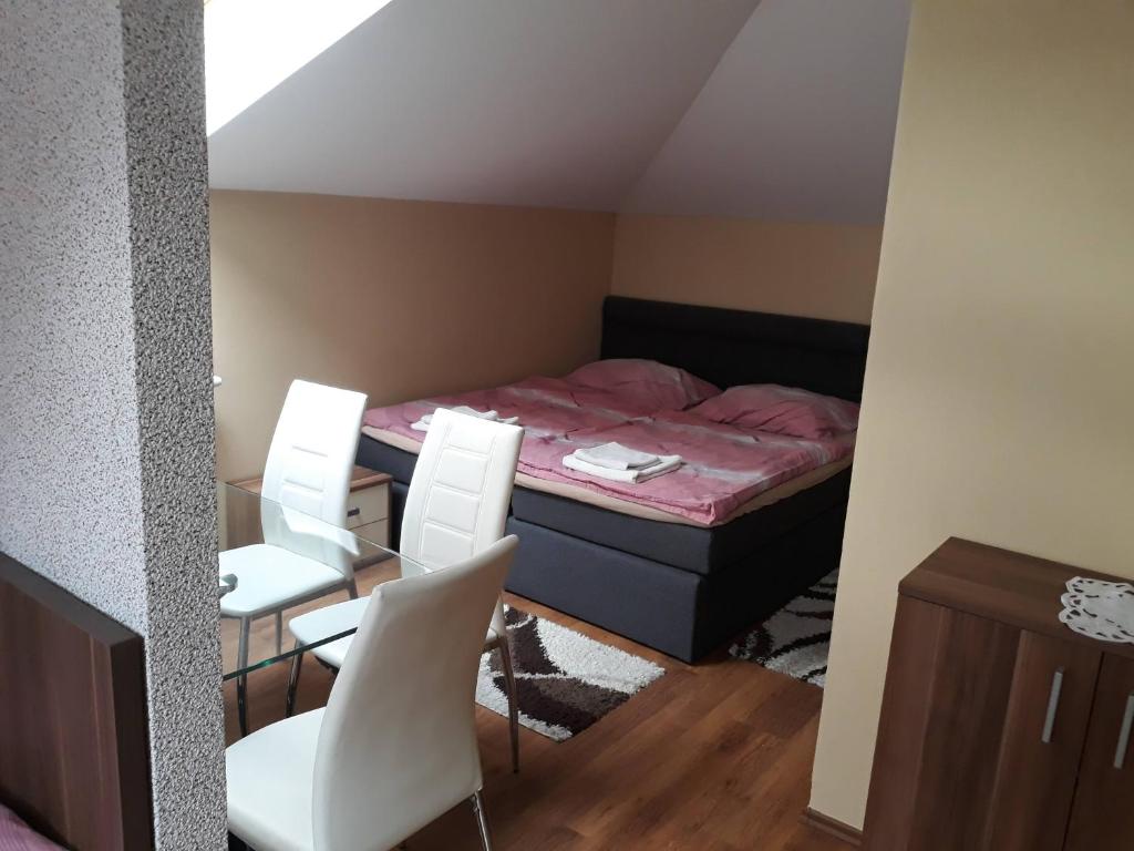 Postel nebo postele na pokoji v ubytování Fridrich apartman