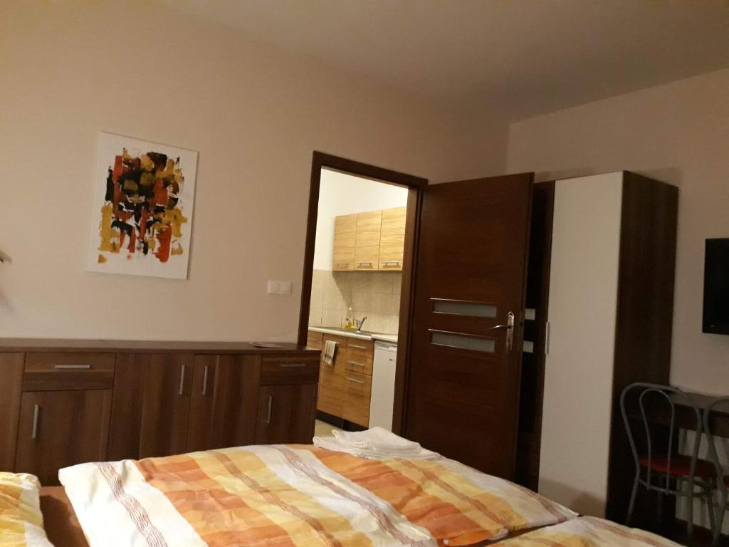Postel nebo postele na pokoji v ubytování Fridrich apartman