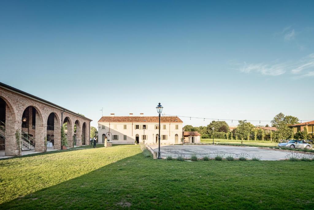 uma vista para o pátio de um edifício com um relvado verde em Il Gesuita em Mântua