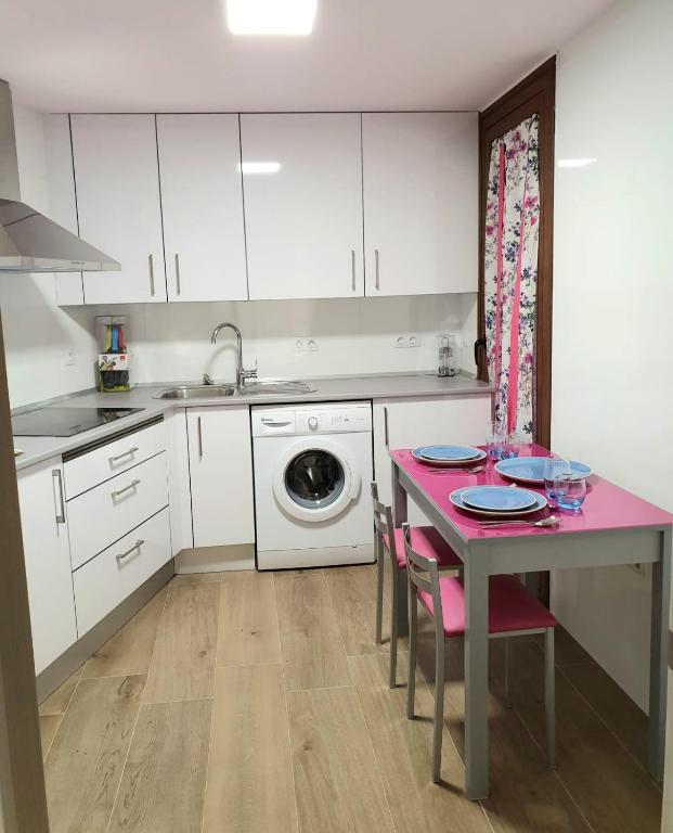 A kitchen or kitchenette at Amanece Monegrillo Apartamentos