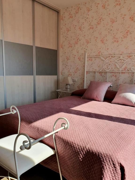 A bed or beds in a room at Amanece Monegrillo Apartamentos