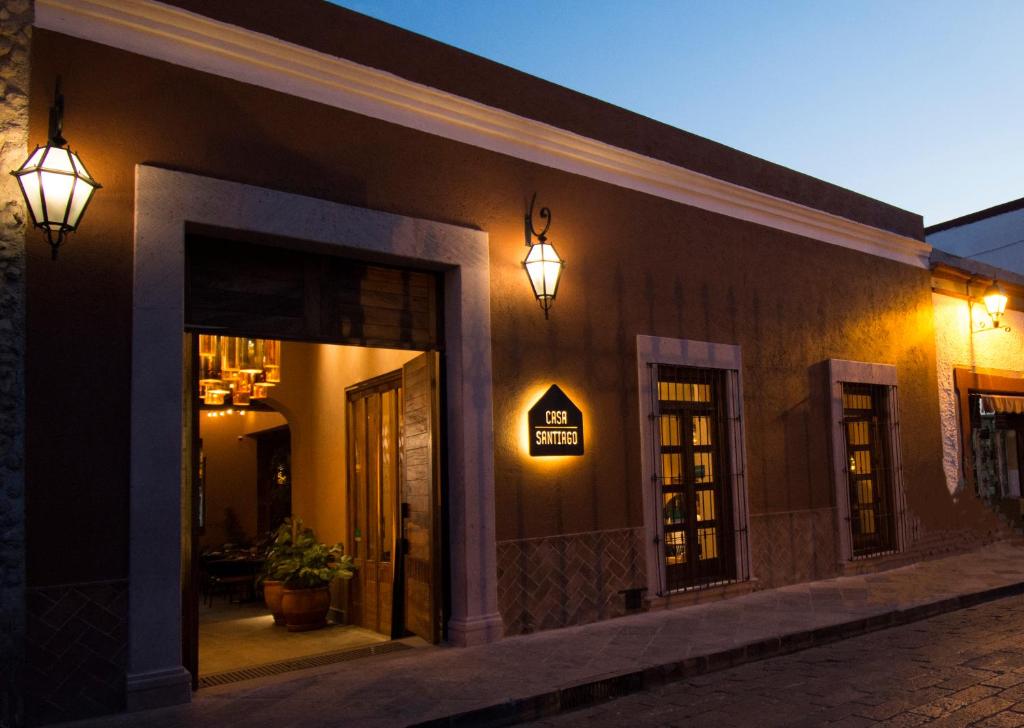 Casa Santiago Hotel Boutique في كيريتارو: مبنى توجد به انوار