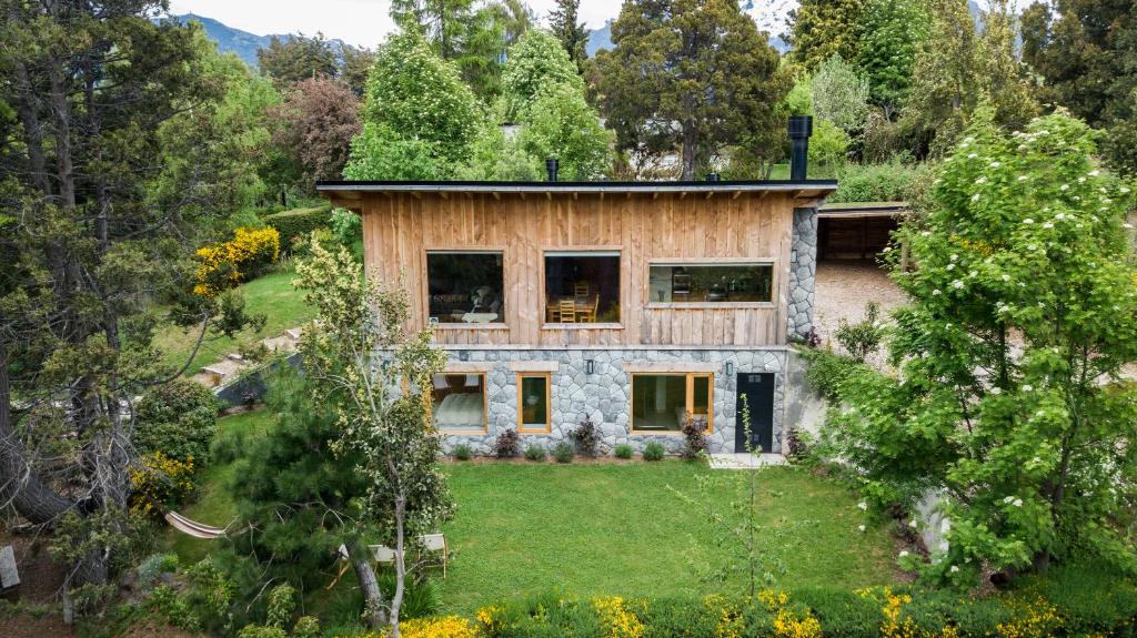 z góry widok na dom w lesie w obiekcie Quinto Elemento Bariloche w mieście Bariloche