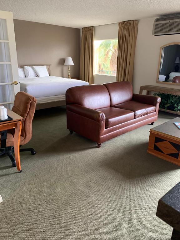 Desert Hot Springs Spa Hotel - Suite Royale