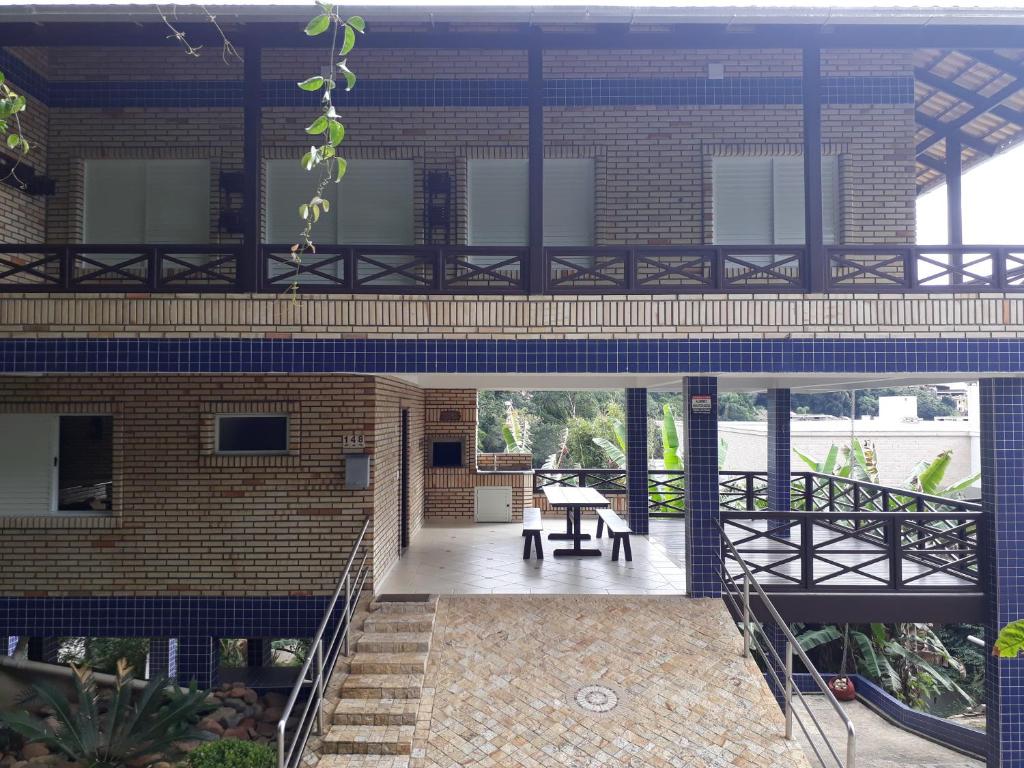 Casa de ladrillo con una escalera que conduce a un patio en Casa de Pedra - 14 pessoas - Bombinhas IMB2, en Bombinhas