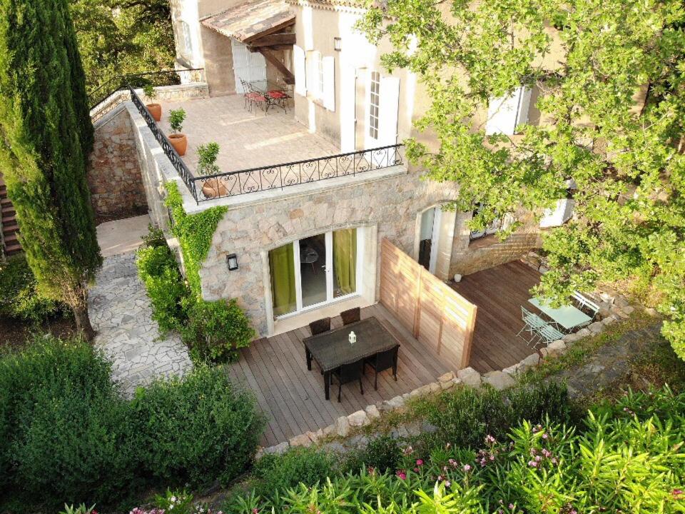 an aerial view of a house with a table in the yard at Le Nautile in Hyères
