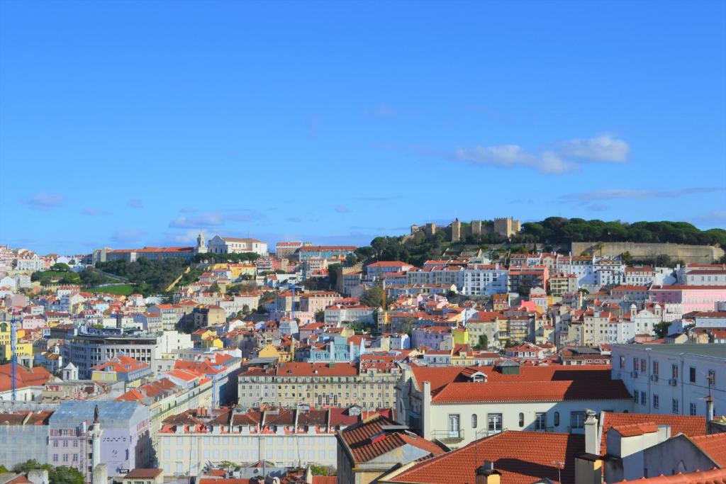 Blick auf eine Stadt mit vielen Gebäuden in der Unterkunft Feeling Chiado 29 in Lissabon