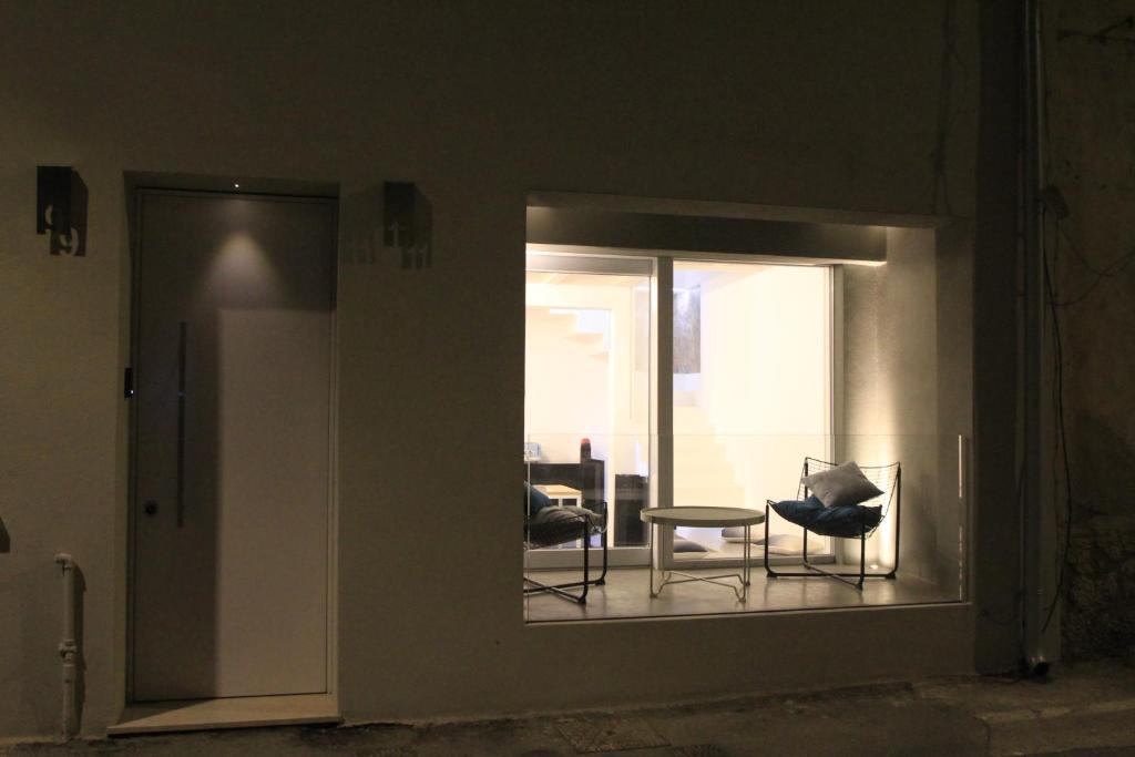 Zimmer mit einem Fenster, 2 Stühlen und einem Tisch in der Unterkunft B&B COCO in Calvisano