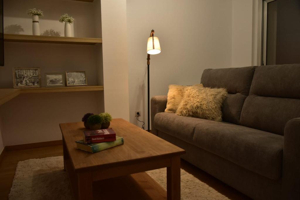 - un salon avec un canapé et une table basse dans l'établissement Apartament Gredera, à Olot