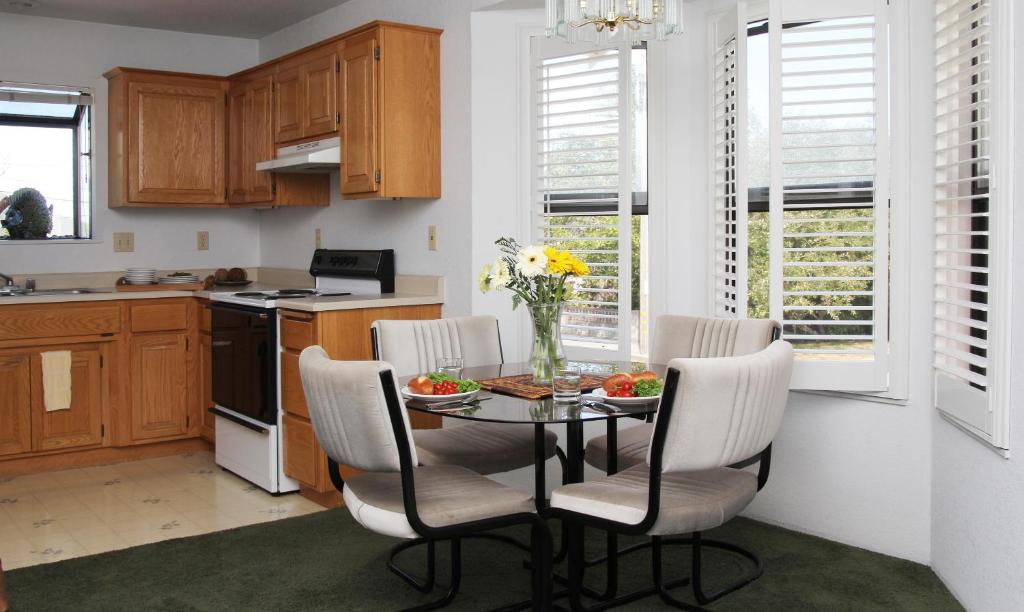 Redwood Suites - Queen Suite