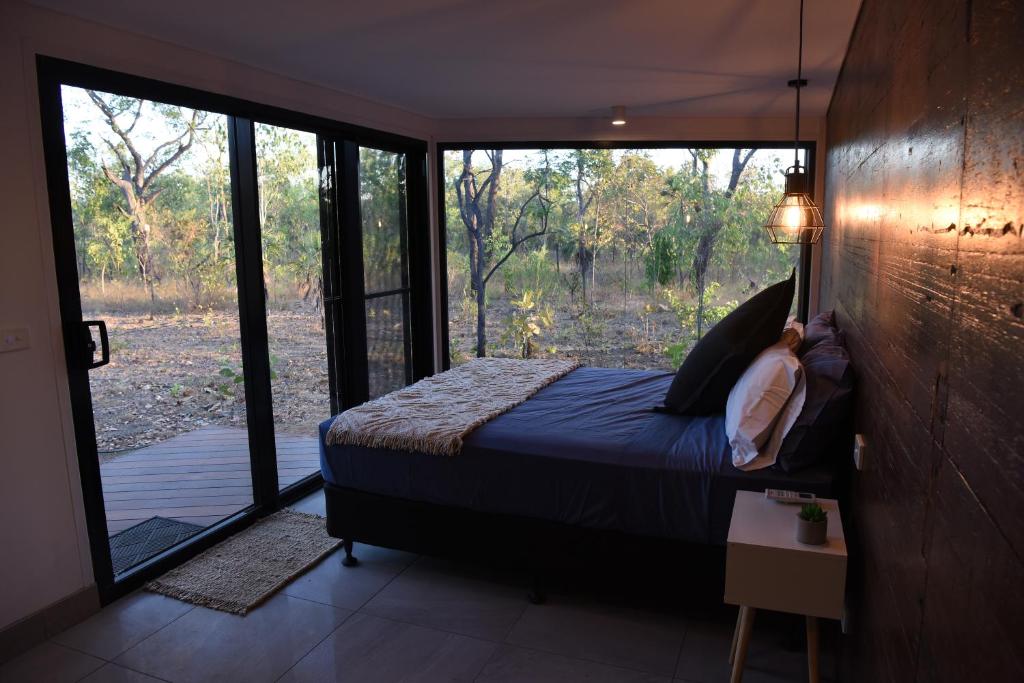 Postel nebo postele na pokoji v ubytování Hideaway Litchfield NT