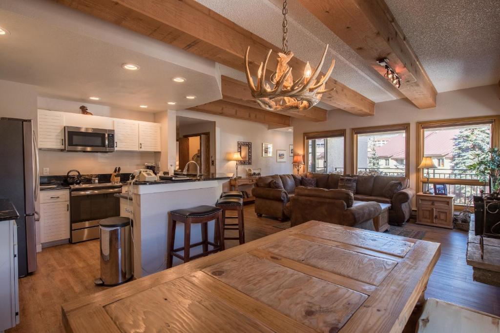 - une cuisine et un salon avec une table dans la chambre dans l'établissement Rustic-Contemporary 3Br With Great Views Condo, à Crested Butte