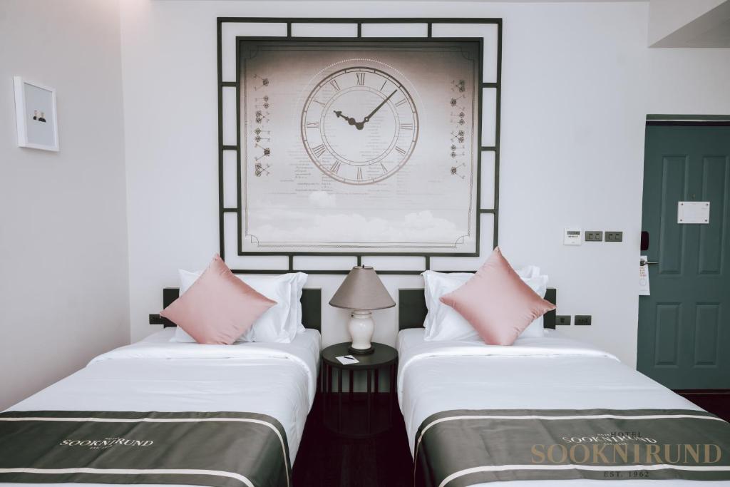 Postel nebo postele na pokoji v ubytování SOOKNIRUND HOTEL