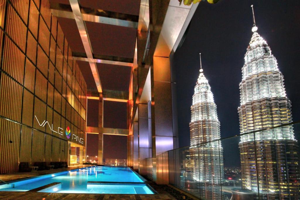 a view of the petronas twin towers at night at Tropicana The Residences KLCC by Vale Pine in Kuala Lumpur