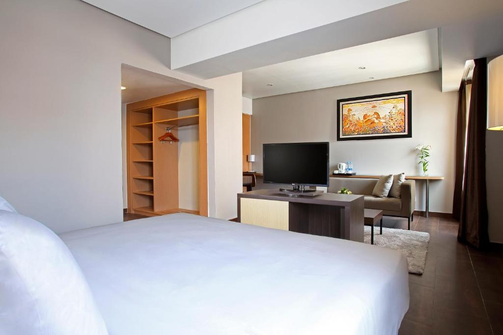 TV a/nebo společenská místnost v ubytování Hotel Santika Depok