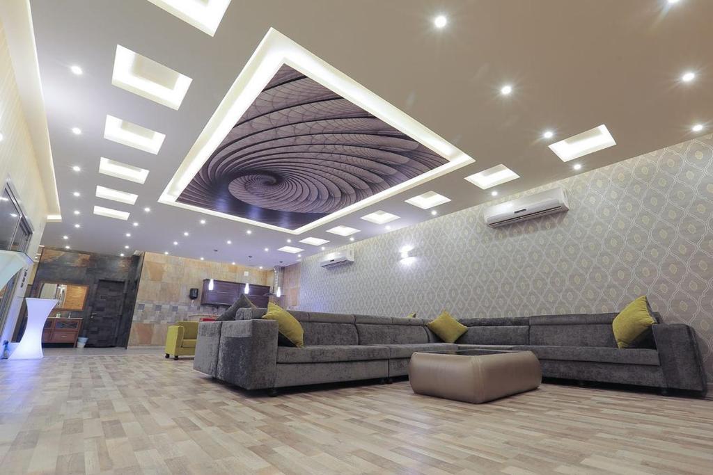 un soggiorno con divano e soffitto di Al Saraya Chalet Families Only a Buraydah
