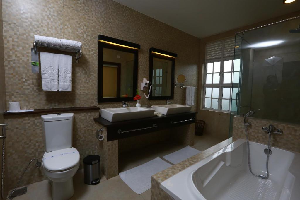 a bathroom with a tub and a toilet and a sink at The Blackpool Resort & Spa in Nuwara Eliya