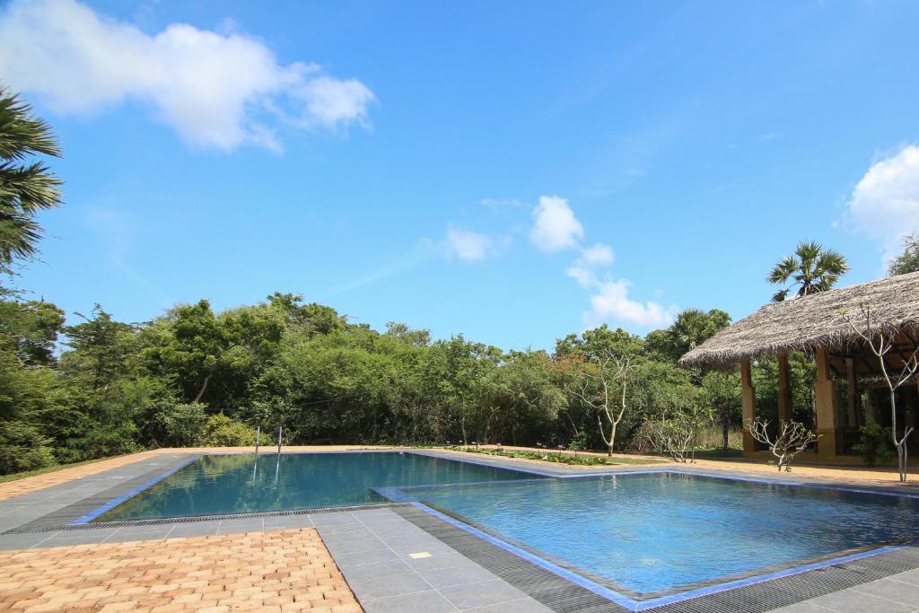 Bazén v ubytování Cloud Nine Lanka Resort Wilpattu nebo v jeho okolí