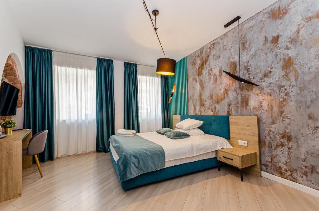 - une chambre avec un lit et un bureau dans l'établissement Lumiere House Sibiu, à Sibiu