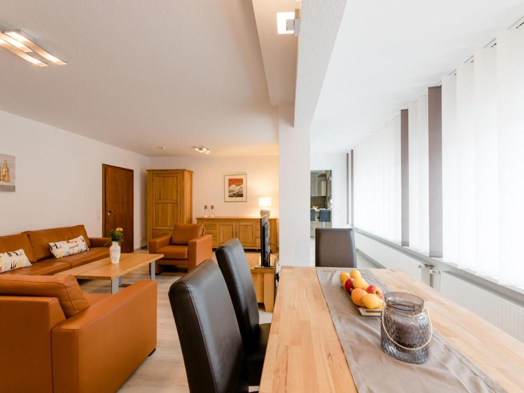 a dining room and living room with a table and chairs at Ferienwohnung LenneTraum in Saalhausen