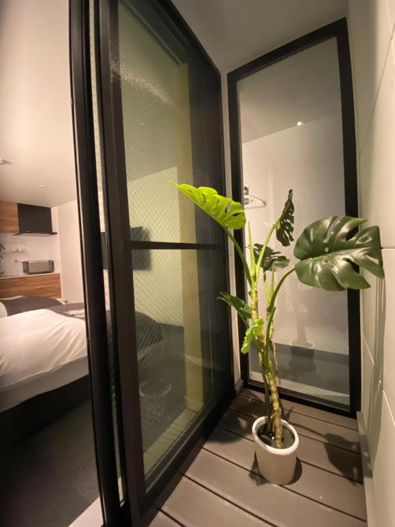 Postel nebo postele na pokoji v ubytování Hotel 草石庵