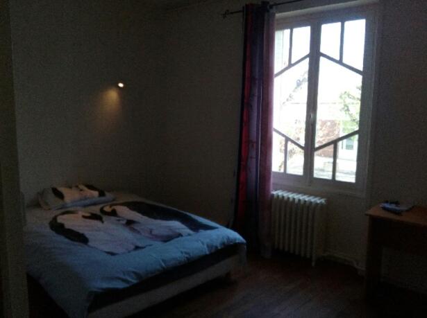 a bedroom with a bed and a window at le peterpan in Angliers