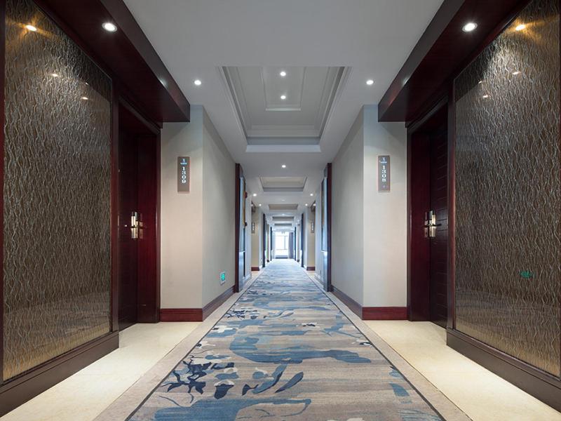 佛山市にあるVienna hotel (sanshui wanda store)の敷物の敷かれた建物の廊下