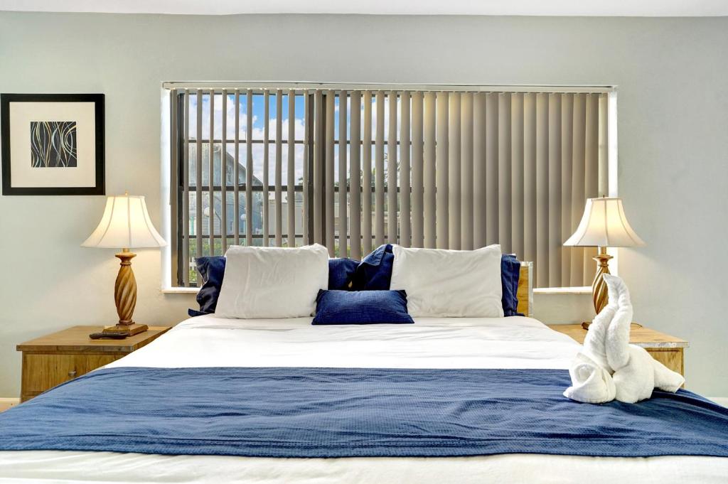 Neptune Oceanfront Rentals - Deluxe King Room