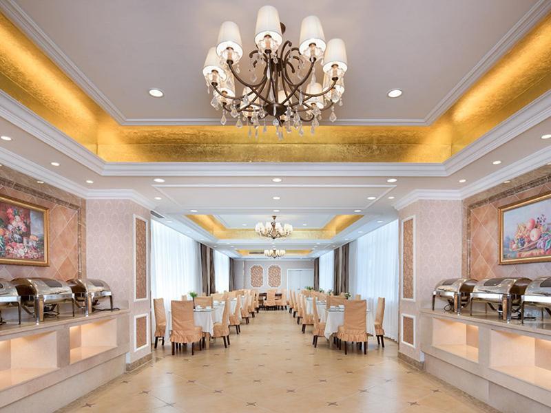 a large banquet hall with chairs and a chandelier at Vienna Hotel (Shengzhou Bada Hotel) in Shengzhou
