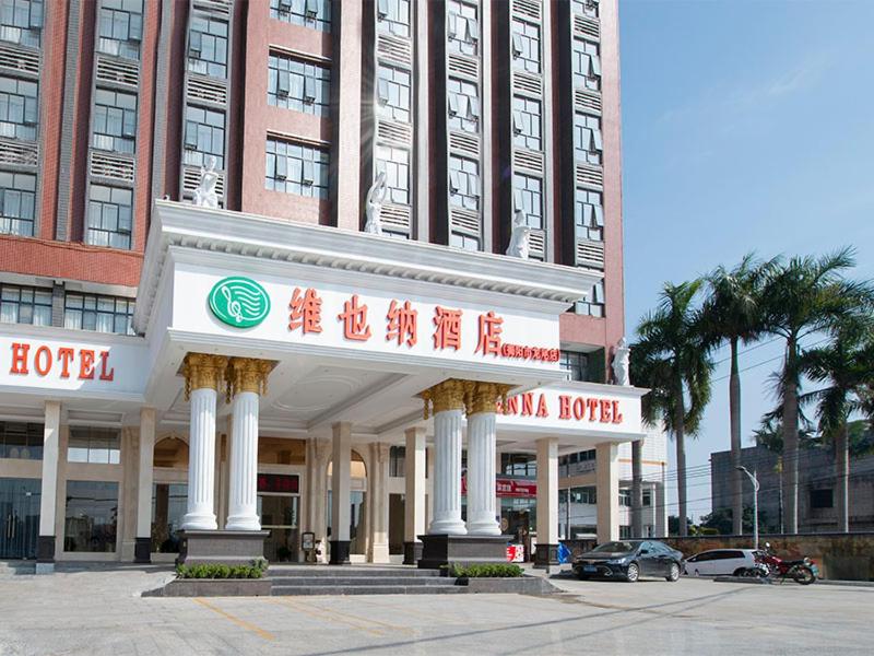 a hotel with columns in front of a building at Vienna Hotel (Jieyang Longwei) in Jieyang