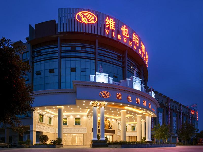 un edificio con un cartel encima por la noche en Vienna Hotel conghua jiangpu street branch, en Huadu