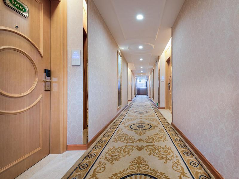 a long hallway with a hallwayngthngthngthngthngthngthngthngthngthngth at Vienna 3 Best Hotel(Guangdong Yangchun Bus Station Shop ) in Yangjiang