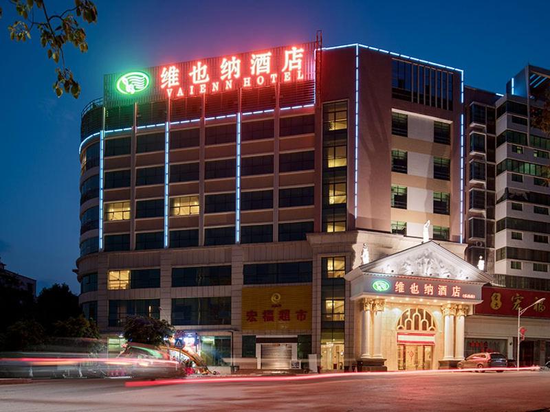 budynek z znakiem na górze w nocy w obiekcie Vienna Hotel (Shaoguan Lechang Branch) w mieście Lechang