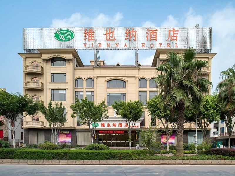 a building with a sign on top of it at Vienna Hotel (Quanzhou West Lake Store) in Quanzhou