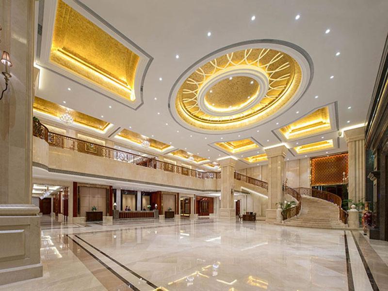 YangxiにあるVenus Royal Hot Spring Hotel Guangdong Yangxi Storeの階段のあるロビー付きの大きな建物