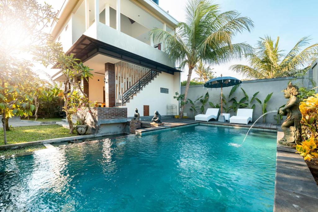 - une piscine en face d'une maison dans l'établissement Liam Private Villa, à Ubud