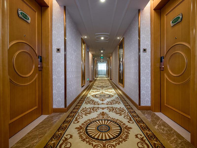 a hallway with a carpeted floor in a building at Vienna Hotel (Jieyang Jinxian Dadao Shop) in Jieyang