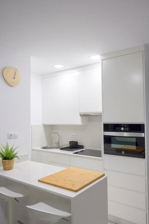 A kitchen or kitchenette at Apartamento Luis Morote Plaza Santa Catalina