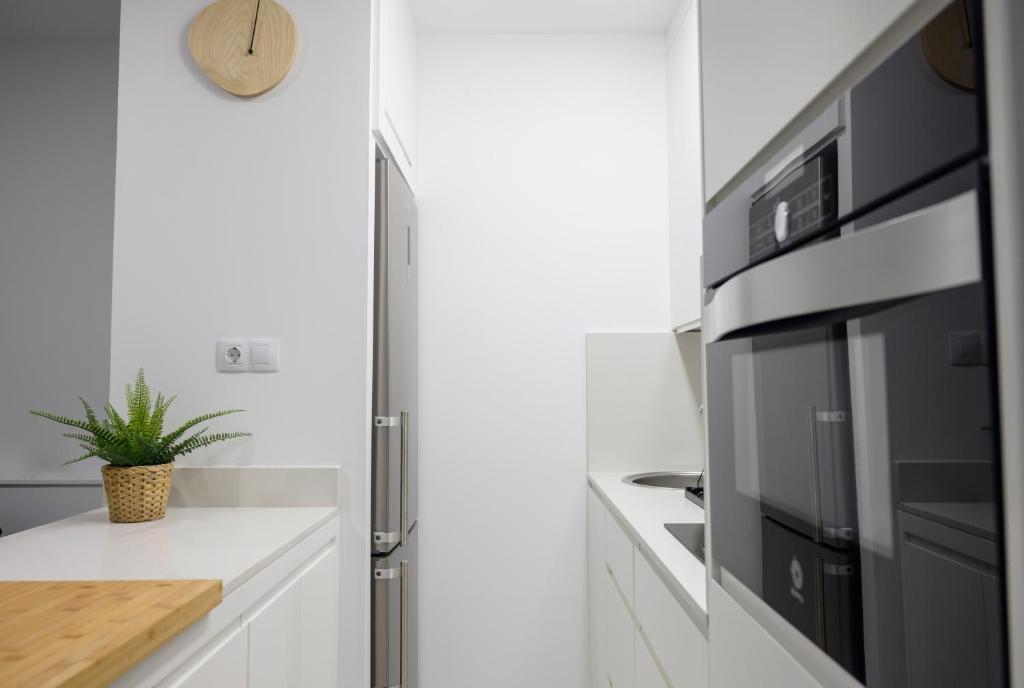 A kitchen or kitchenette at Apartamento Luis Morote Plaza Santa Catalina