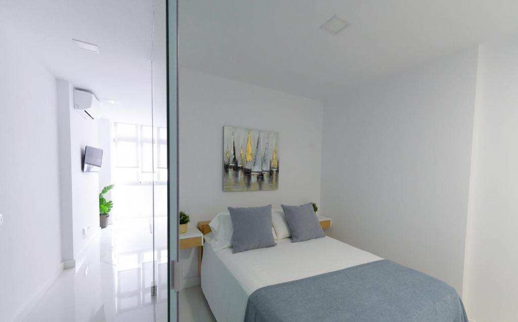 A bed or beds in a room at Apartamento Luis Morote Plaza Santa Catalina