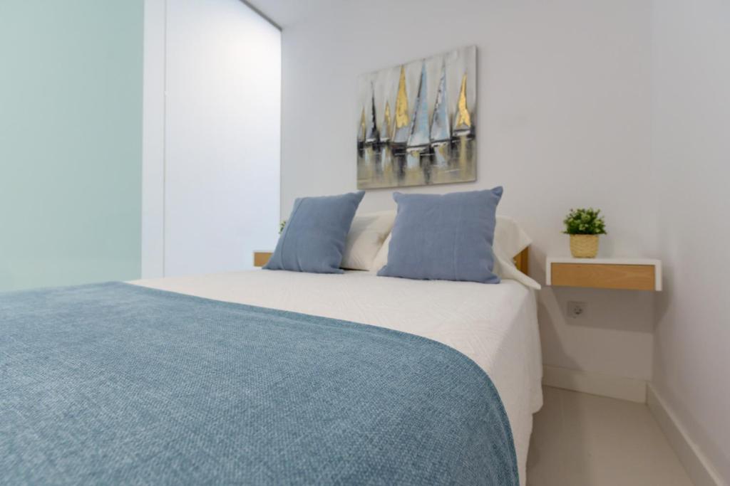 A bed or beds in a room at Apartamento Luis Morote Plaza Santa Catalina