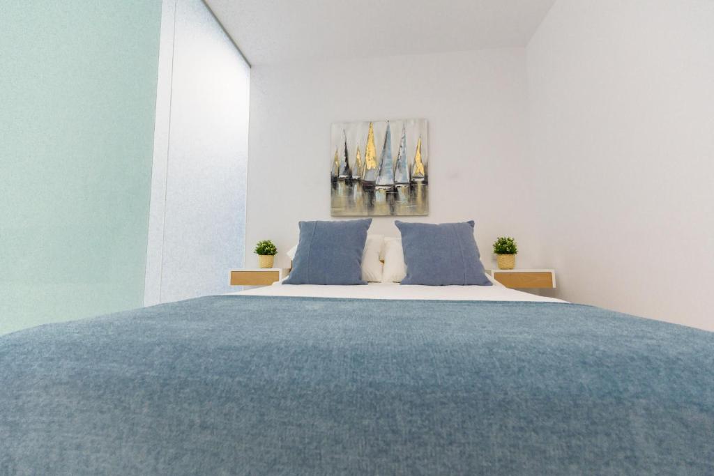 A bed or beds in a room at Apartamento Luis Morote Plaza Santa Catalina