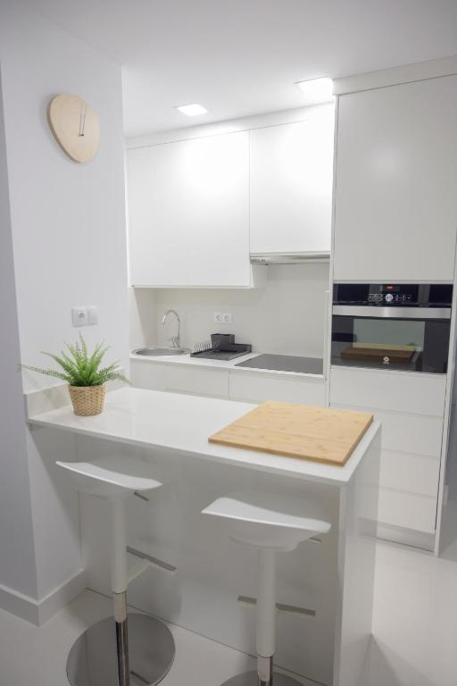 A kitchen or kitchenette at Apartamento Luis Morote Plaza Santa Catalina