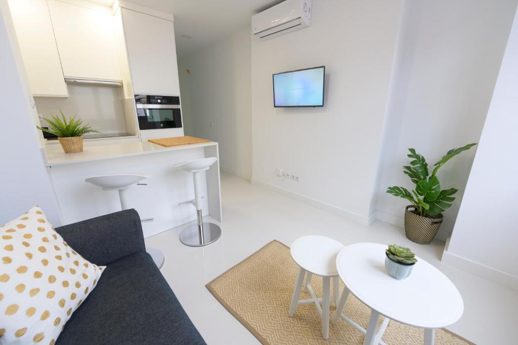 A kitchen or kitchenette at Apartamento Luis Morote Plaza Santa Catalina