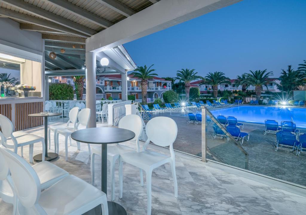 Bazén v ubytování Golden Sun Hotel nebo v jeho okolí