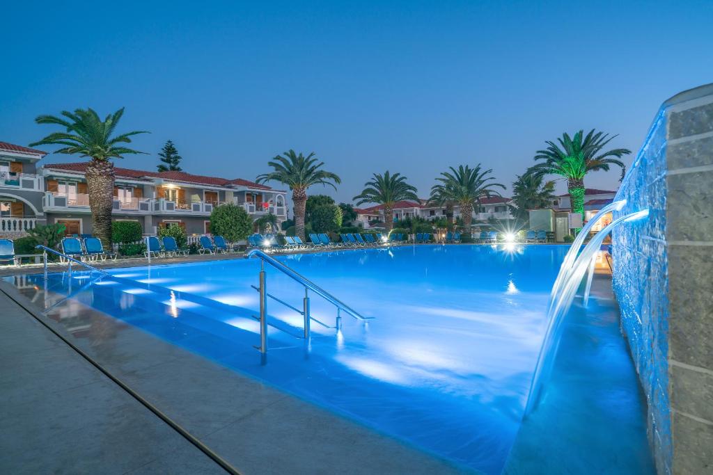 Bazén v ubytování Golden Sun Hotel nebo v jeho okolí
