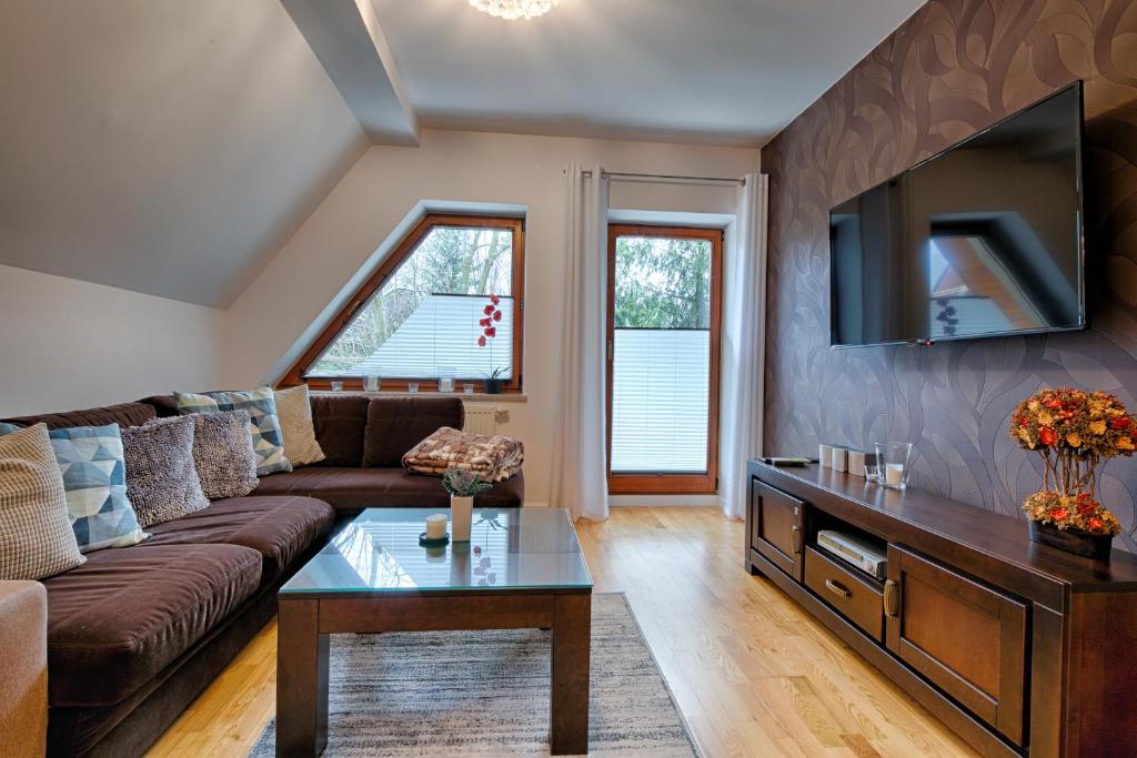 Televízia a/alebo spoločenská miestnosť v ubytovaní Apartament Bystra Woda 29 komfortowy centrum